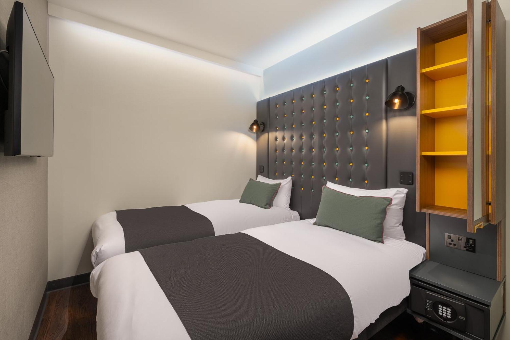 Cosy Twin Room no Window